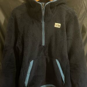 Men’s navy blue The North Face jacket.